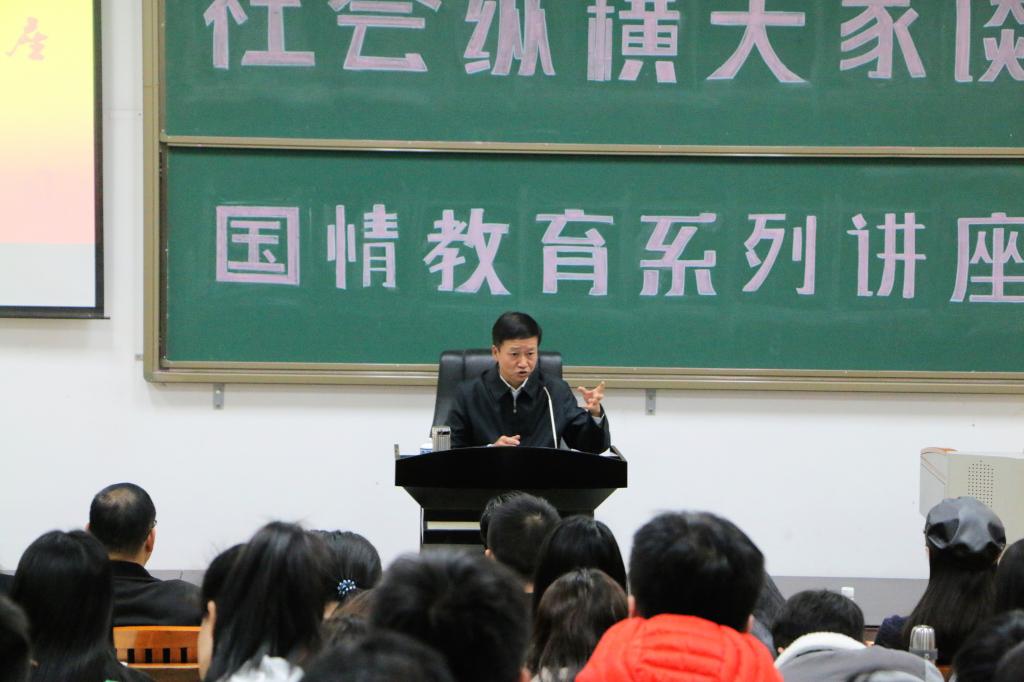 广西壮族自治区党委宣传部常务副部长、DB真人旗舰集团DB真人旗舰经理唐华为西大学子“解疑释惑”