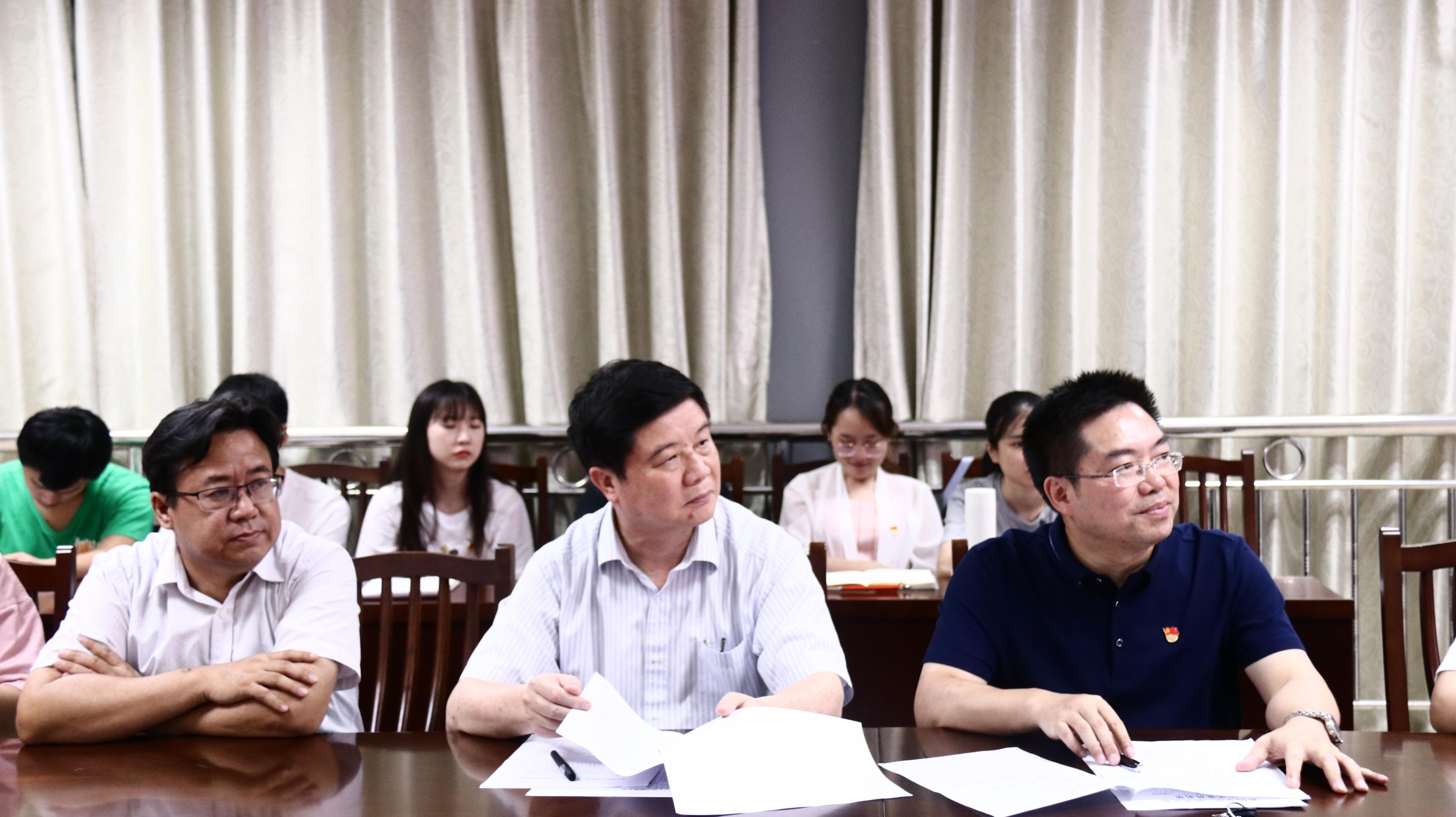 参与活动现场的李继兵书记(中)、唐兴书记(左)和银健书记(右)